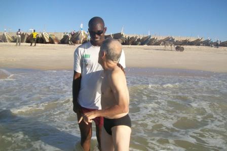 012_Ich_versuche_Ousmane_fuer_den_Atlantik_zu_begeistern