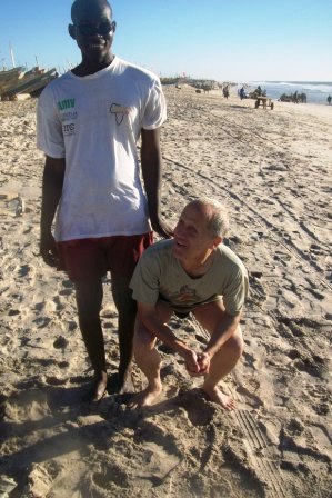 019_Ich_in_der_Hocke_Ousmane_hinter_mir