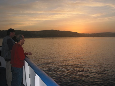 101_auf_der_Cesme_an_der_Reeling_bei_Sonnenaufgang3