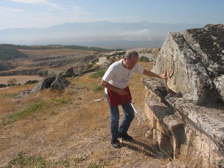 106_beim_Betrachten_eines_Grabes