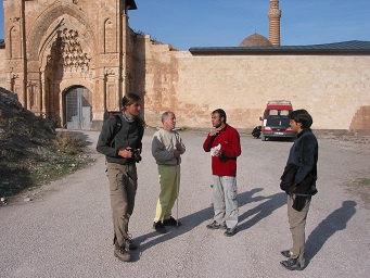 114_vor_dem_Ishak_Pascha_Palast_mit_Thomas_Metin_und_Andrea