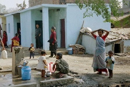 Frauen und Kinder beim Wasserholen