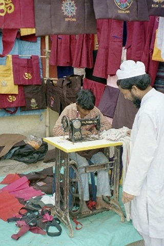 Kleiner Junge beim Nähen