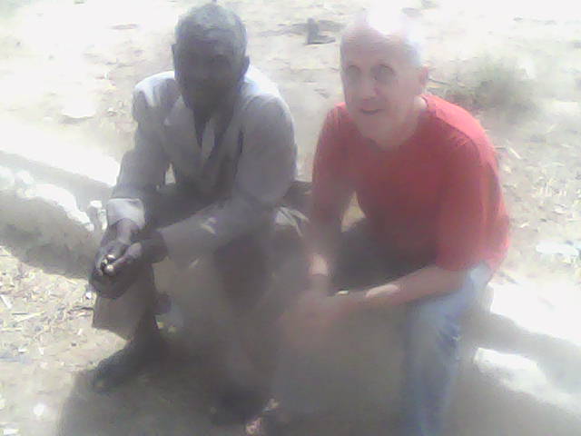 Moi et maitre macon sur la mur du voisin